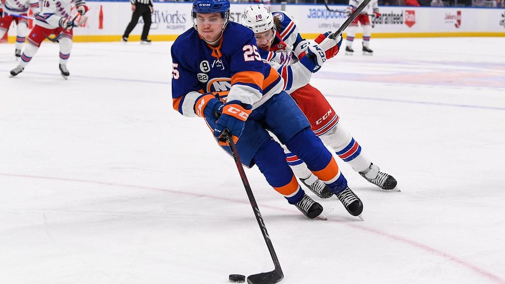 Ruotsalaispuolustaja Sebastian Aho (kuvassa etualalla).