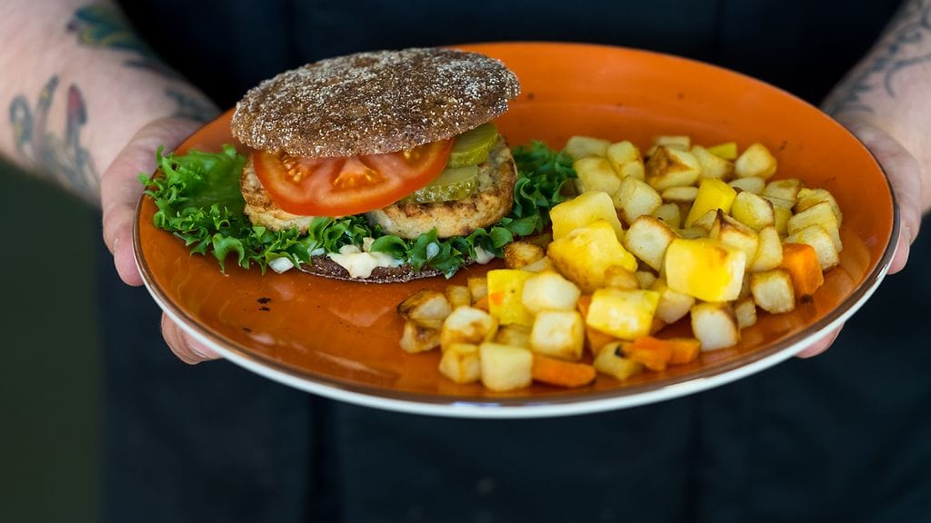 Palvelukeskus Helsingin koulu-, oppilaitos- ja henkilöstöravintoloissa tarjoillaan Itämeripäivänä 25.8. Itämeren lahnasta ja silakasta valmistettua fisuburgeria.