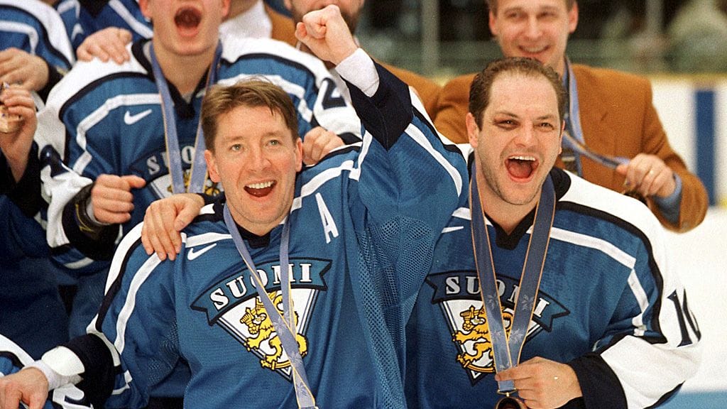 Jari Kurri ja Esa Tikkanen juhlivat Naganon olympiapronssia.