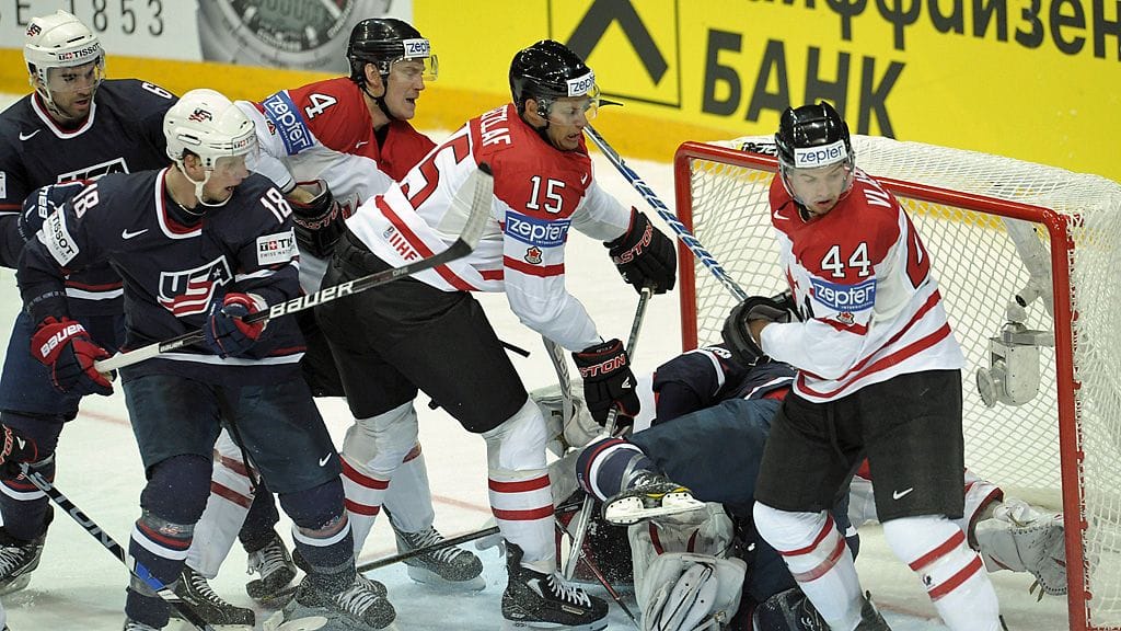 USA:n pelaajat luomassa painetta Kanadan maalille.