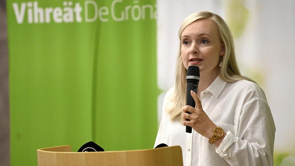 Vihreiden puheenjohtaja, ympäristöministeri Maria Ohisalo kritisoi hallituskumppani SDP:n esittämiä ratkaisuja sähkön hintaa alentaviksi toimiksi.