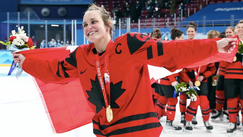 Marie-Philip Poulin juhli uransa kolmatta olympiakultaa Pekingissä helmikuussa.