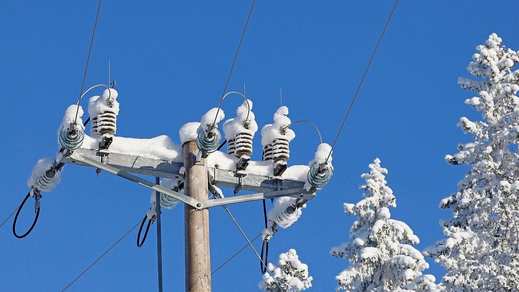 Sähkölinjoja talvella lunta
