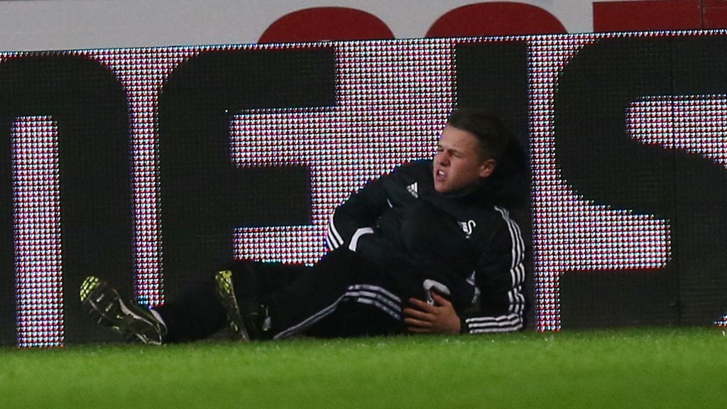 Pallopoika Charlie Morgan makasi tuskaisena tammikuussa 2013 sen jälkeen, kun Eden Hazard oli potkaissut häntä.