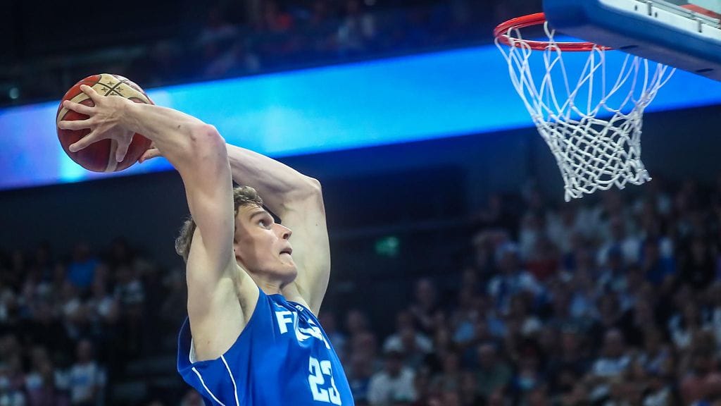 Lauri Markkanen pussitti 20 pistettä ottelun ensimmäisellä puolikkaalla.