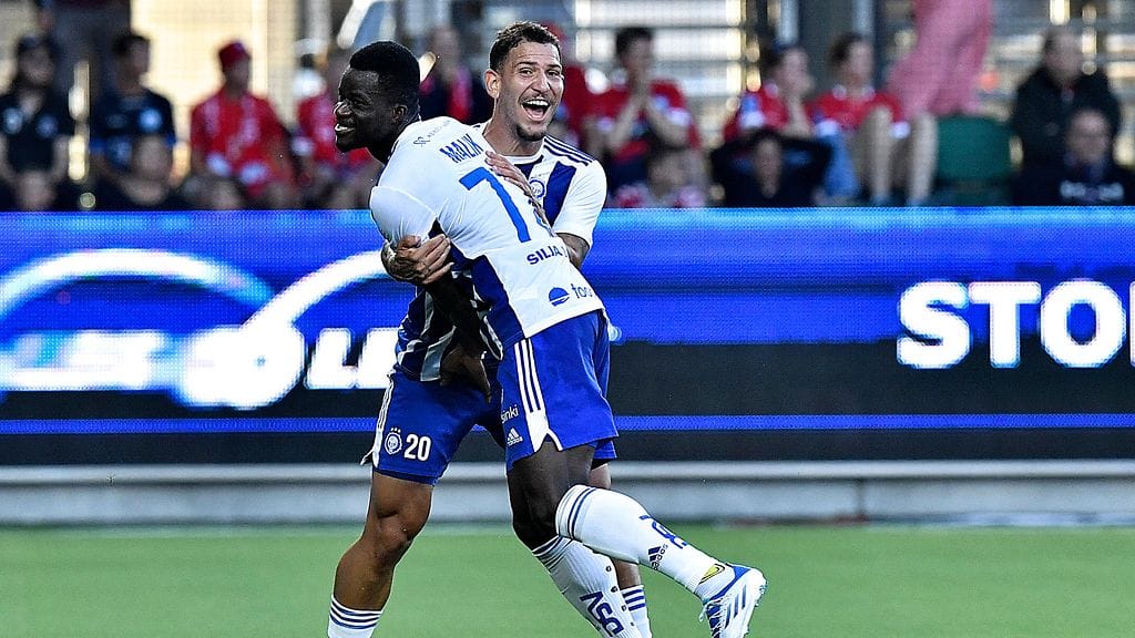 Malik Abubakari (edessä) ja Murilo juhlivat Abubakarin HJK:lle Silkeborgissa iskemää kaukomaalia.