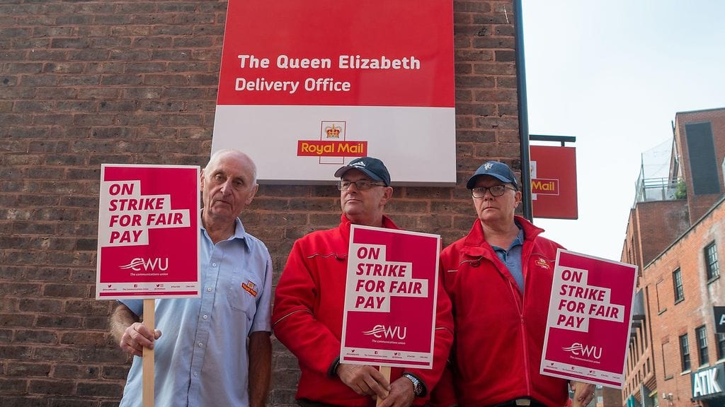 Britanniassa postin työntekijät vaativat korotuksia palkkoihinsa.