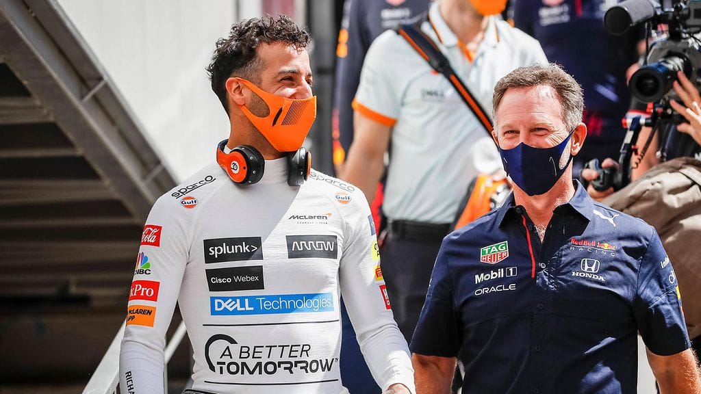 Christian Horner (oik.) on harmissaan Daniel Ricciardon tilanteesta.