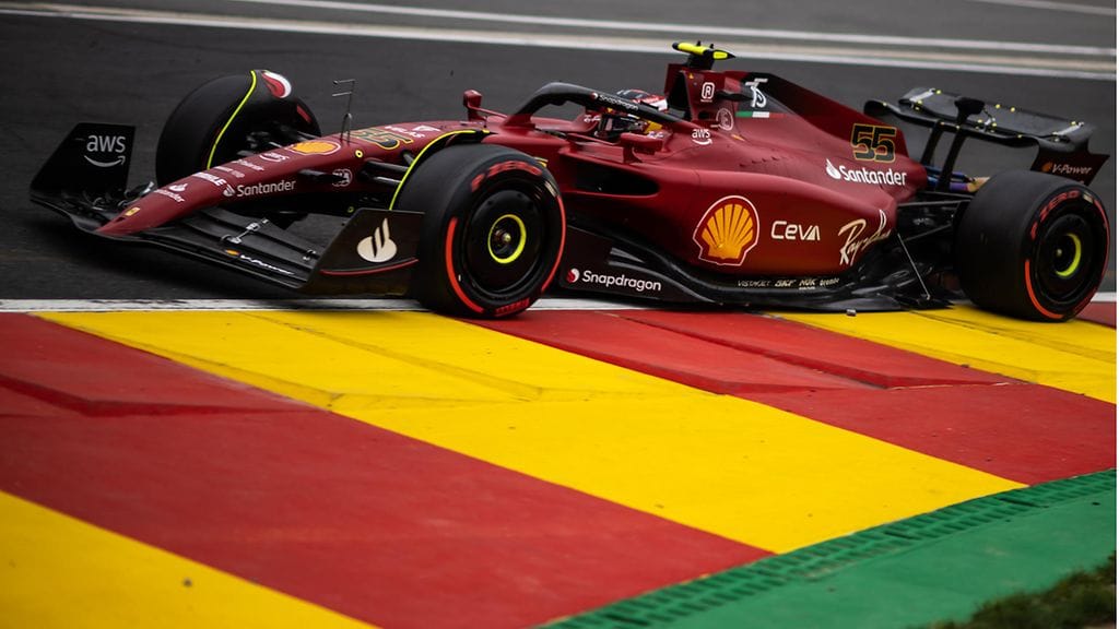 Carlos Sainz nousee paalupaikalle useiden lähtöruuturangaistusten jälkeen Belgian Spassa.