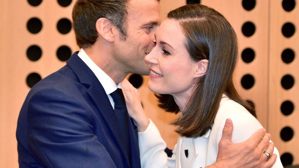 Ranskan presidentti Emmanuel Macron tervehti pääministeri Sanna Marinia Sloveniassa lokakuussa 2021.