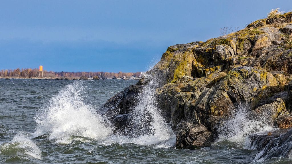 Aallot lyövät rantakallioon Raippaluodossa. Arkistokuva.