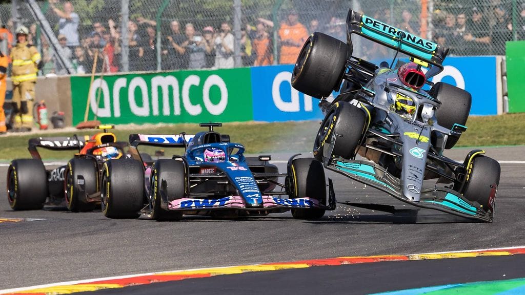 Lewis Hamiltonin ja Fernando Alonson törmäys johti vauhdikkaaseen ilmalentoon.