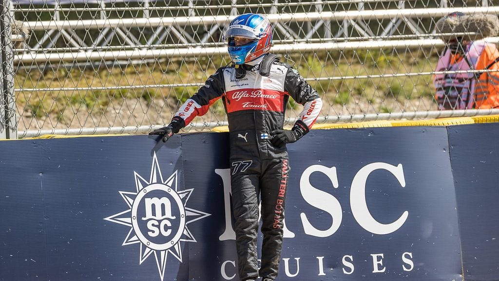 Valtteri Bottaksella ei ollut mitään tehtävissä, kun Nicholas Latifi menetti autonsa hallinnan.