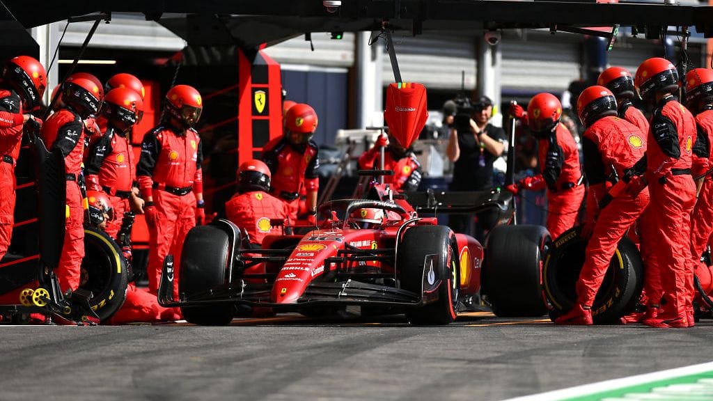 Charles Leclercin kolmas varikkokäynti maksoi Ferrarilla kaksi MM-pistettä, kun talli yritti sillä hakea yhtä lisää.