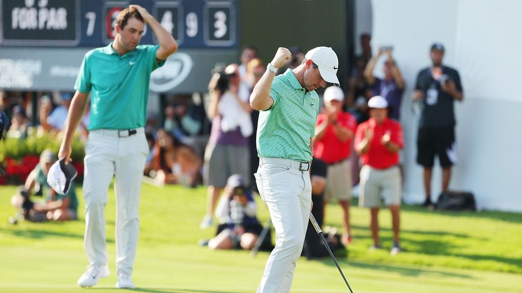 Rory McIlroy (oik.) nousi hämmästyttävällä tavalla PGA-kiertueen kokonaisvoittoon ohi Scottie Schefflerin (vas.).