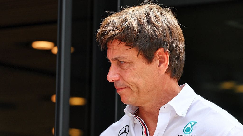 Sopimussopan keskelle joutunut Oscar Piastri on saanut tiukan neuvon Toto Wolffilta.