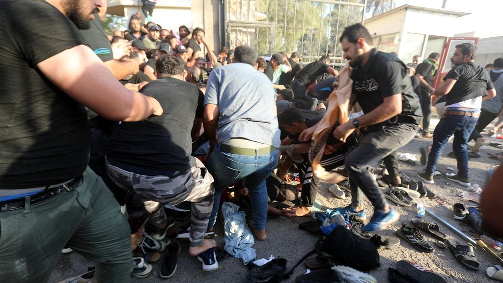 Noin 350 mielenosoittajaa on haavoittunut tai loukkaantunut luodeista tai esimerkiksi kyynelkaasun hengittämisestä Irakissa.