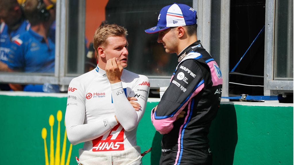 Mick Schumacher ja Esteban Ocon olivat juttusilla Belgian GP:n alla. Ovatko he pian tallikavereita F1:ssä?