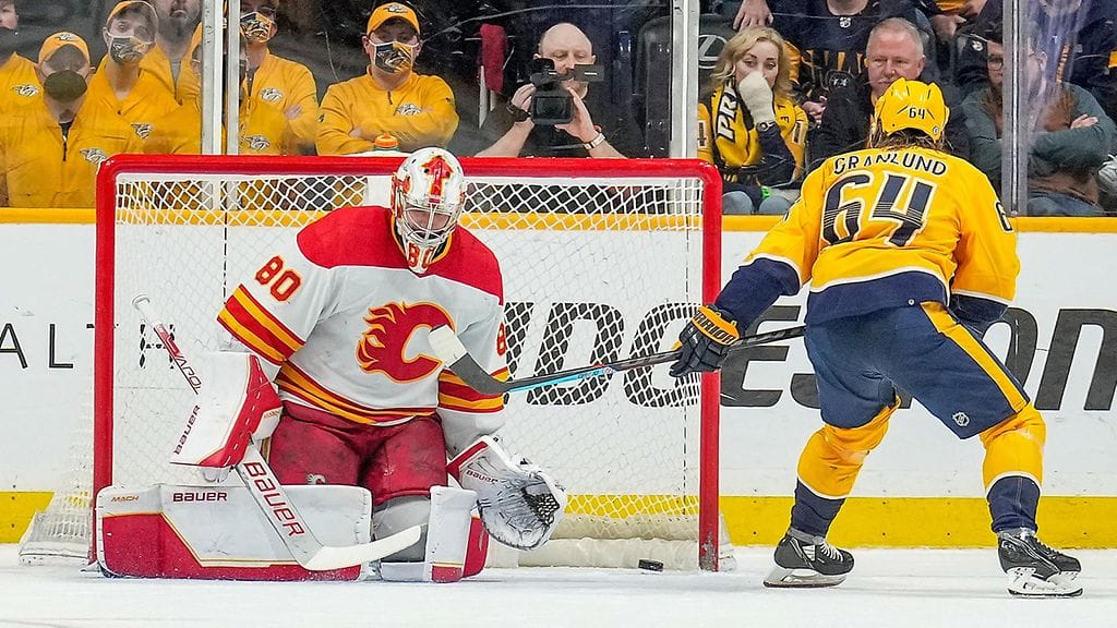 Nashville Predatorsin Mikael Granlund taituroi voittomaalin Calgary Flamesin Dan Vladarin taakse viime huhtikuussa.