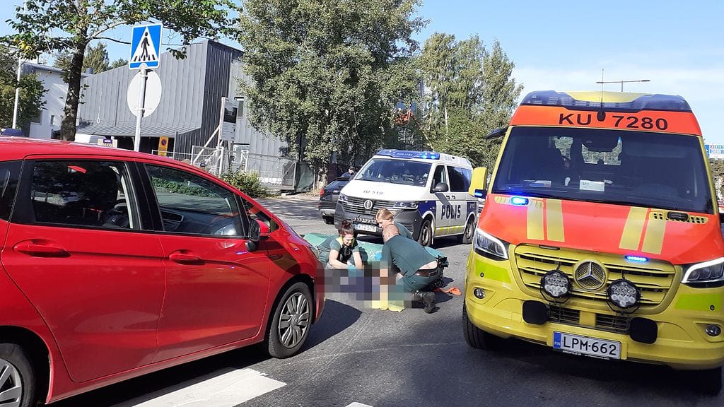 Espanjan kielen tunnilta polkupyörällä palaamassa ollut 14-vuotias Iida jäi auton alle Hyvinkään Kauppalankadulla tiistaina.