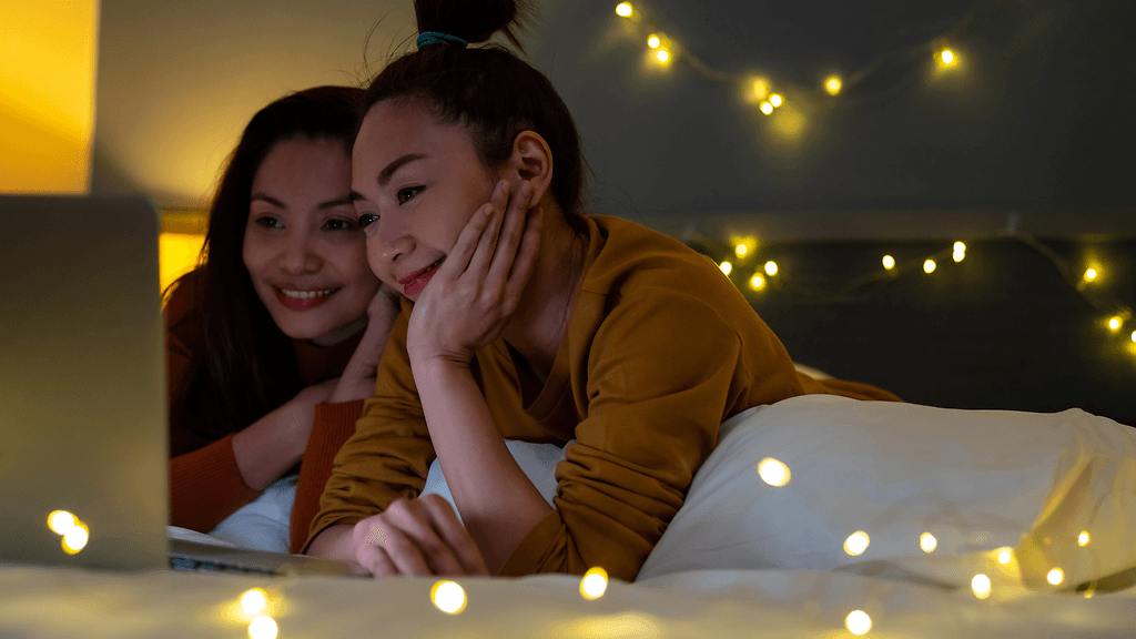 pariskunta, katsoa elokuvaa