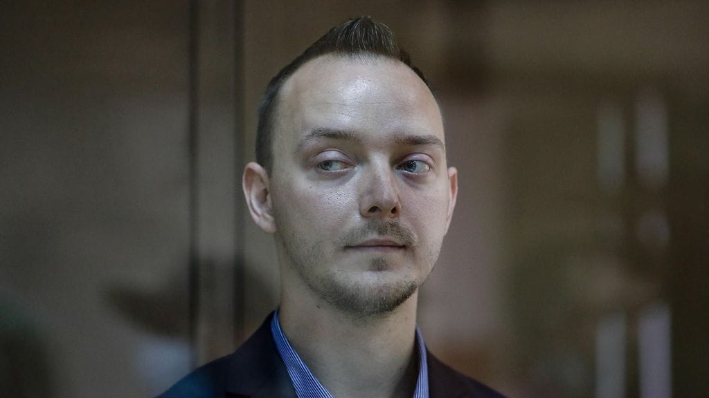 Safronov työskenteli vuosia puolustusasioihin keskittyneenä toimittajana