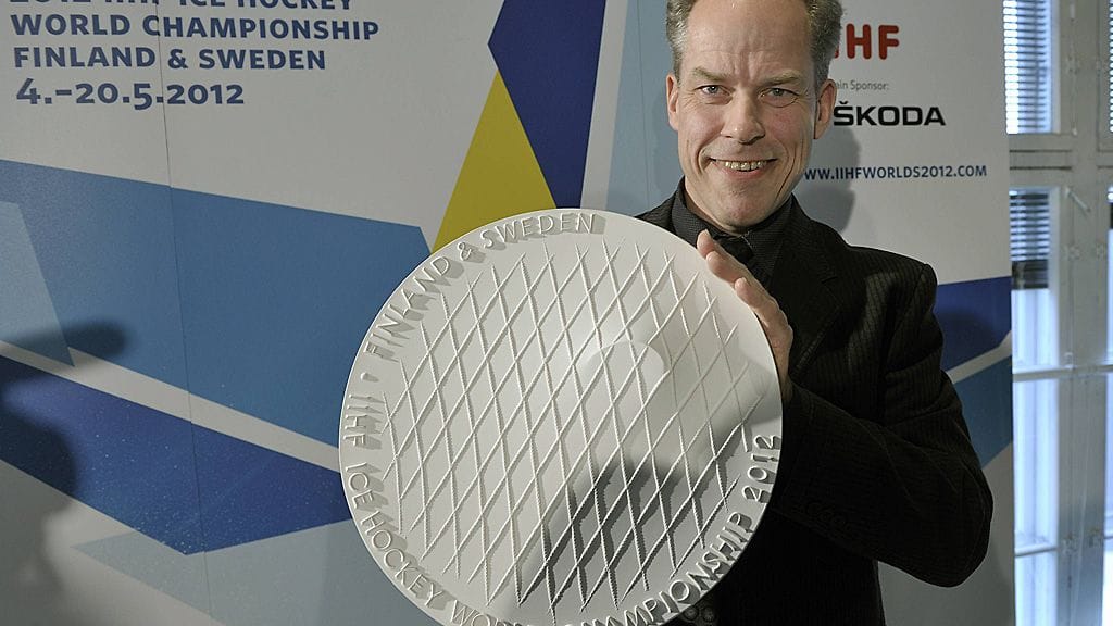 Kuvanveistäjä Tapio Kettunen esittelee suunnittelemaansa Jääkiekon 2012 MM-kisojen 'Winning Goal' -palkintomitalia.