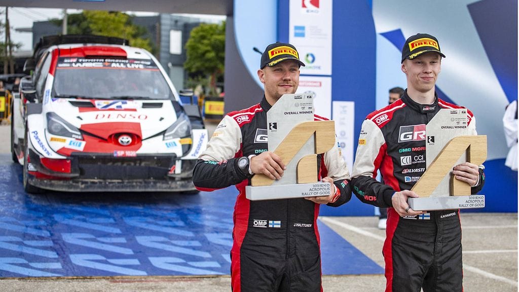 Kalle Rovanperä (oik.) ja kartturi Jonne Halttunen juhlivat voittoa Kreikan MM-rallissa vuosi sitten.