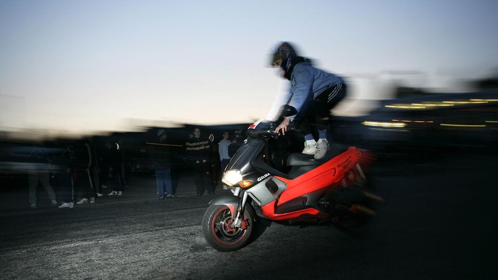 Lounais-Suomen poliisi selvittää eilisiltana Salossa tapahtunutta liikenneonnettomuutta, jossa mopoilija loukkaantui vakavasti. Onnettomuuden silminnäkijöitä pyydetään ottamaan yhteyttä poliisiin. Kuvituskuva.