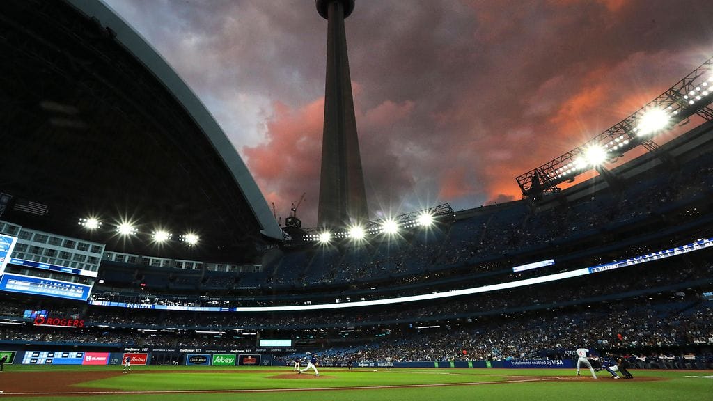 Toronto Blue Jays ja Chicago Cubs kohtasivat maanantaina, kun Rogers Centren katsomossa nähtiin kiihkeitä hetkiä.