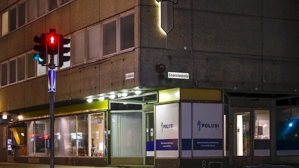 Oulun poliisilaitos kuvattuna talvella.