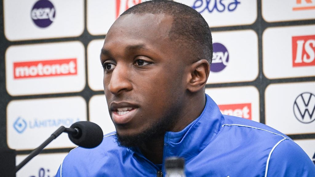 Glen Kamara jatkaa Rangers-paidassa kovista siirtohuhuista huolimatta.