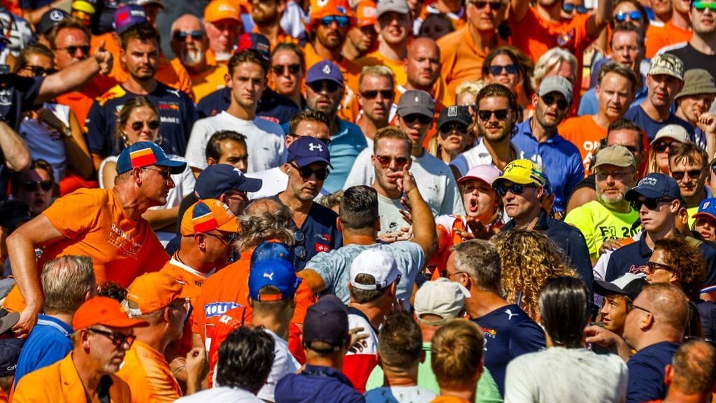 Zandvoortin radan katsomossa syntyi suukopua, kun kannattaja heitti soihdun radalle.