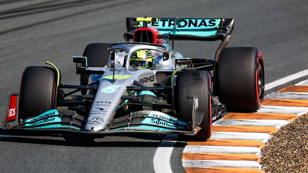 Lewis Hamilton oli huippuvauhdissa ennen Sergio Perezin ulosajoa Hollannin GP:n aika-ajoissa.