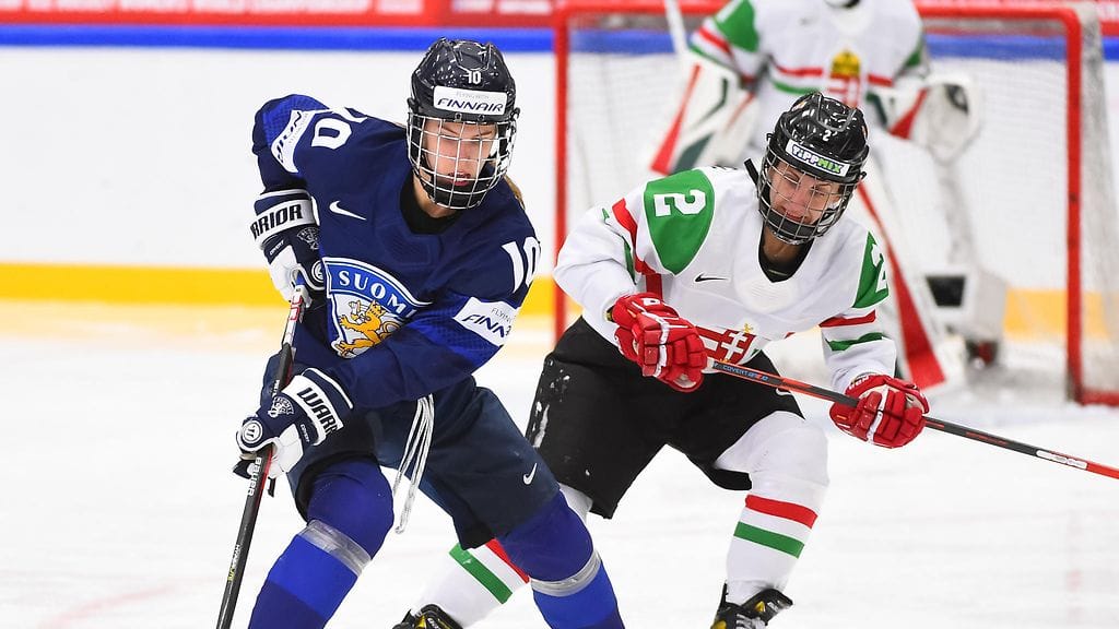 Elisa Holopainen iski Suomen voittomaalin jatkoajalla Susanna Tapanin syötöstä.