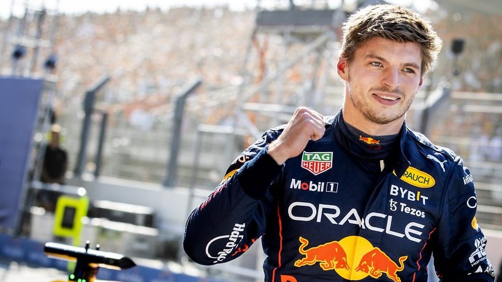 Max Verstappen on valtavan fanihuomion kohteena Hollannin Zandvoortissa.