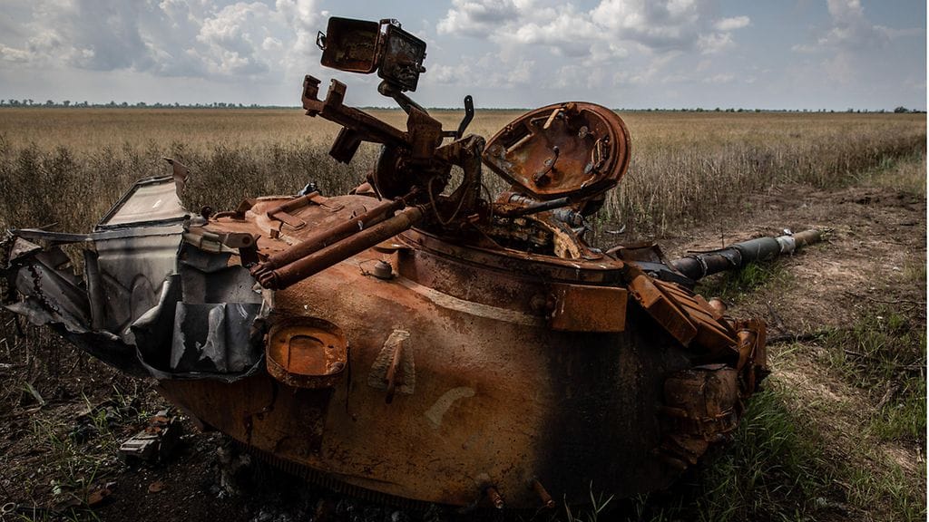 Tuhotun venäläisen panssarivaunun torni Etelä-Ukrainassa elokuussa.