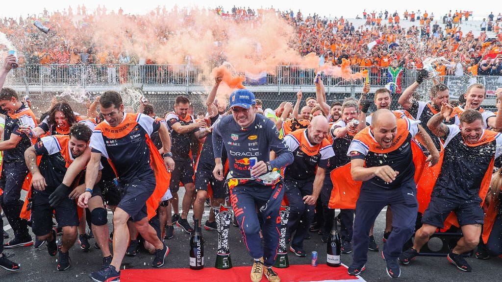 Red Bull juhlisti Max Verstappenin voittoa hollantilaiseen tapaan oranssiin pukeutuneina.