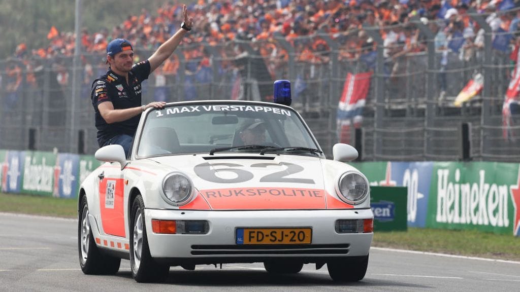 Red Bull -kuski Max Verstappen saapui sunnuntaina Hollannin F1-kisaan Porschen poliisiauton kyydissä. Tämän lähemmäs eivät Porsche ja Red Bull ole lähentyneet yhteistyökuvioissaan.