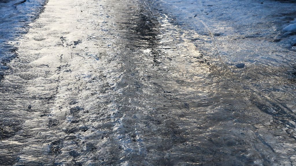 Ilmatieteen laitos varoittaa liukkaasta jalankulkusäästä useissa maakunnissa.