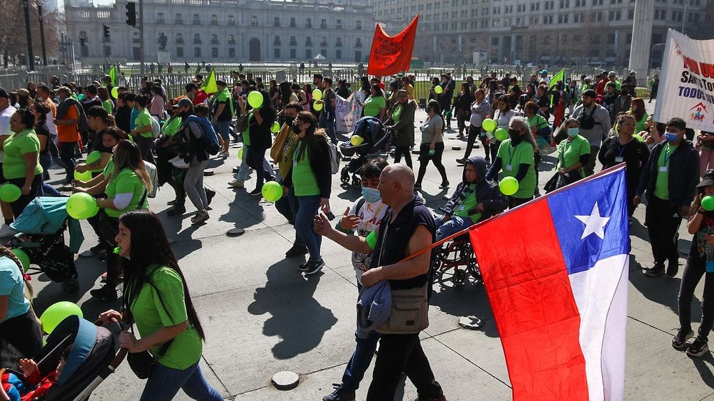Uuden perustuslain kannattajien mielestä nykyinen perustuslaki antaa liikaa valtaa yksityisille yrityksille ja tarjoaa rikkaille mahdollisuuden rikastua samalla kun köyhät pysyvät köyhinä.