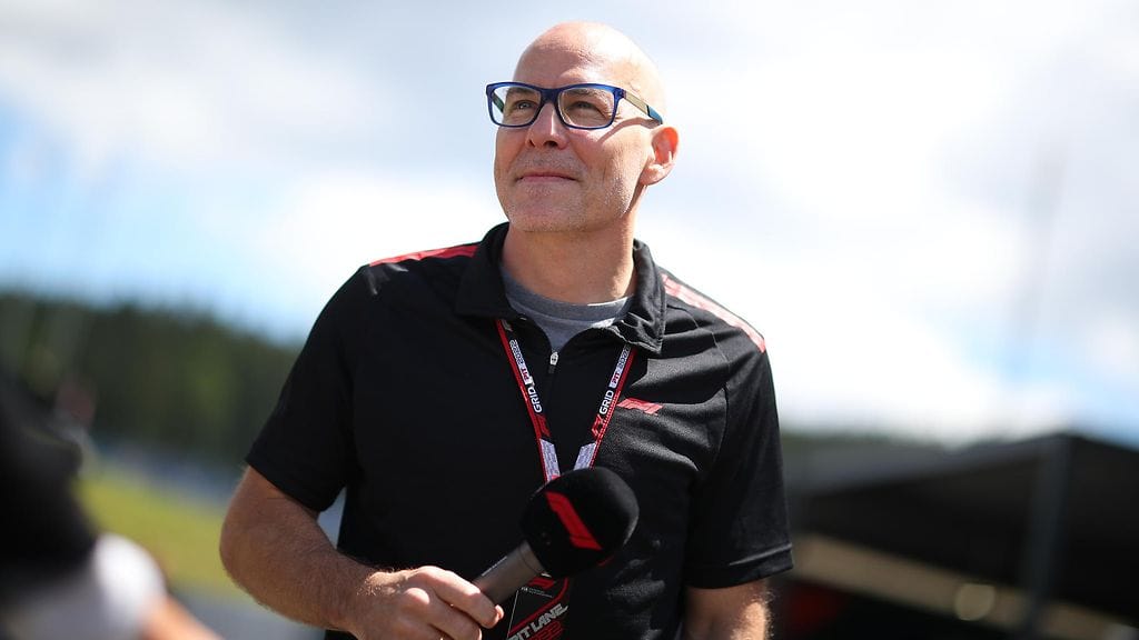 F1-tapahtumia suorasukaisella tyylillä kommentoiva Jacques Villeneuve pääsee ajamaan viimevuotista kuninkuusluokan menopeliä.