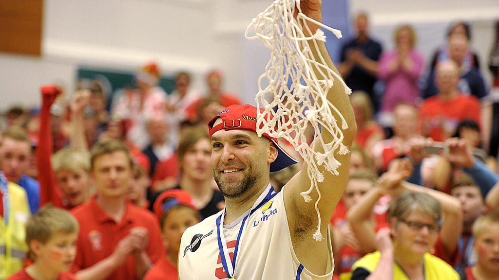 Bisonsin kapteeni Jeb Ivey leikkasi korisukan.