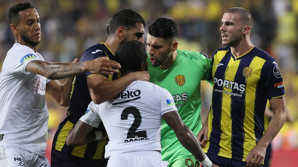 Tunteet kuohuivat Ankaragücün ja Besiktasin välisen Turkin liigan ottelun aikana ja sen jälkeen.