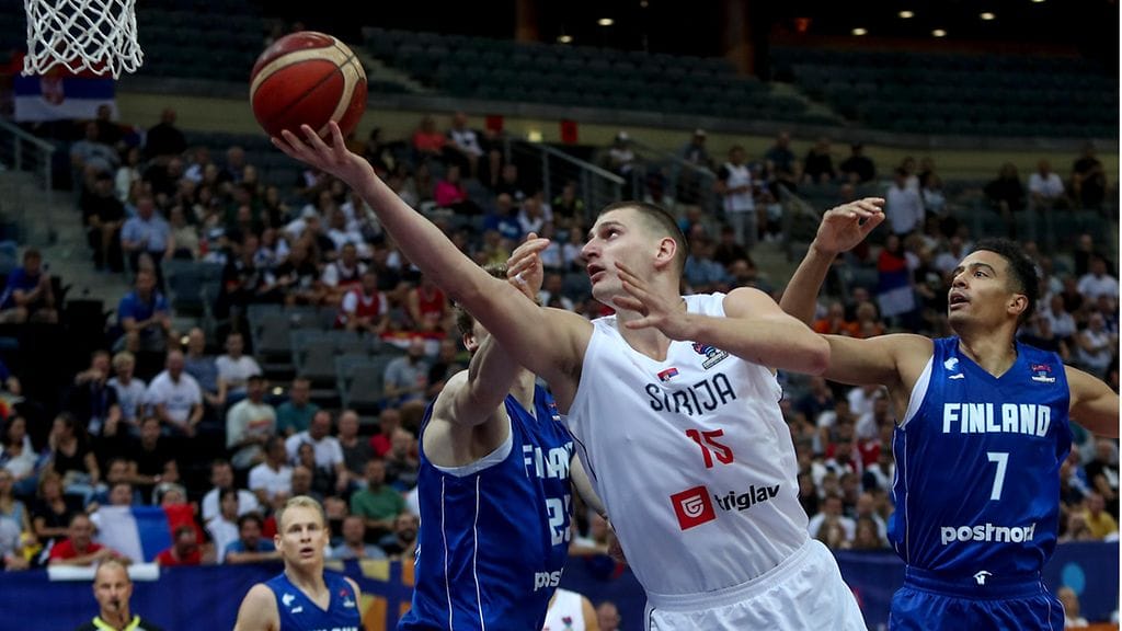 Nikola Jokic koulutti Shawn Huffia Suomen ja Serbian välisen EM-ottelun avausjaksolla.