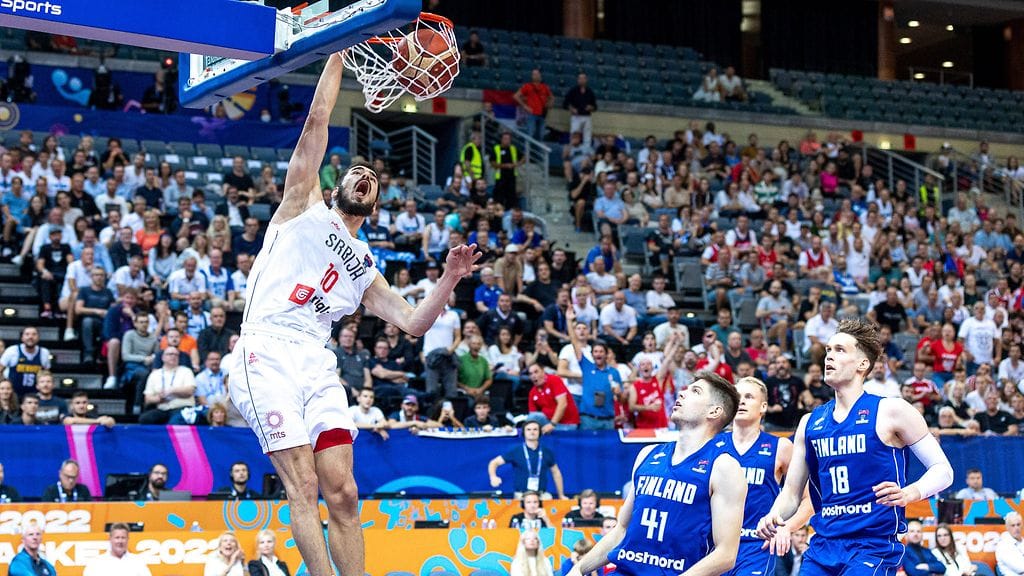 Nikola Kalinic donkkasi, Topias Palmi ja Mikael Jantunen seurasivat katseella.