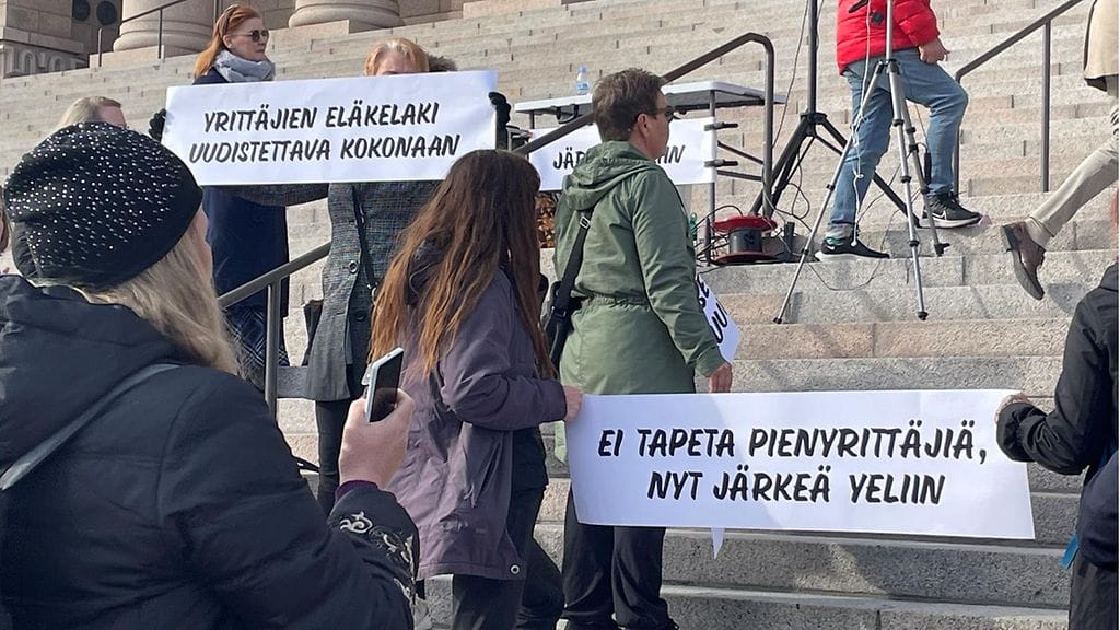 YEL mielenosoitus kyltit