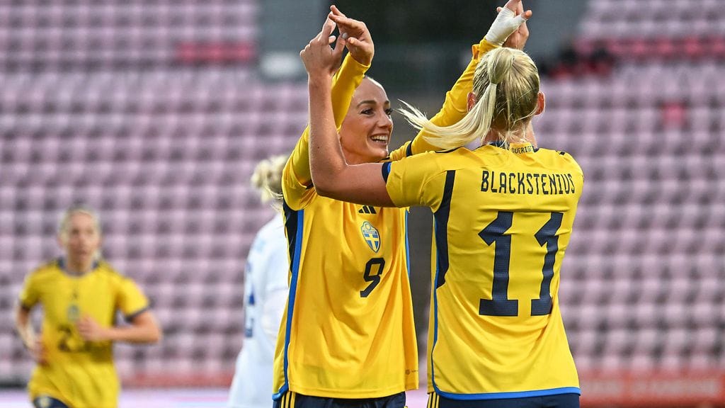 Ruotsin kapteeni Kosovare Asiliani ja avausmaalin tehnyt Stina Blackstenius juhlivat Ruotsin osumaa Tampereella.