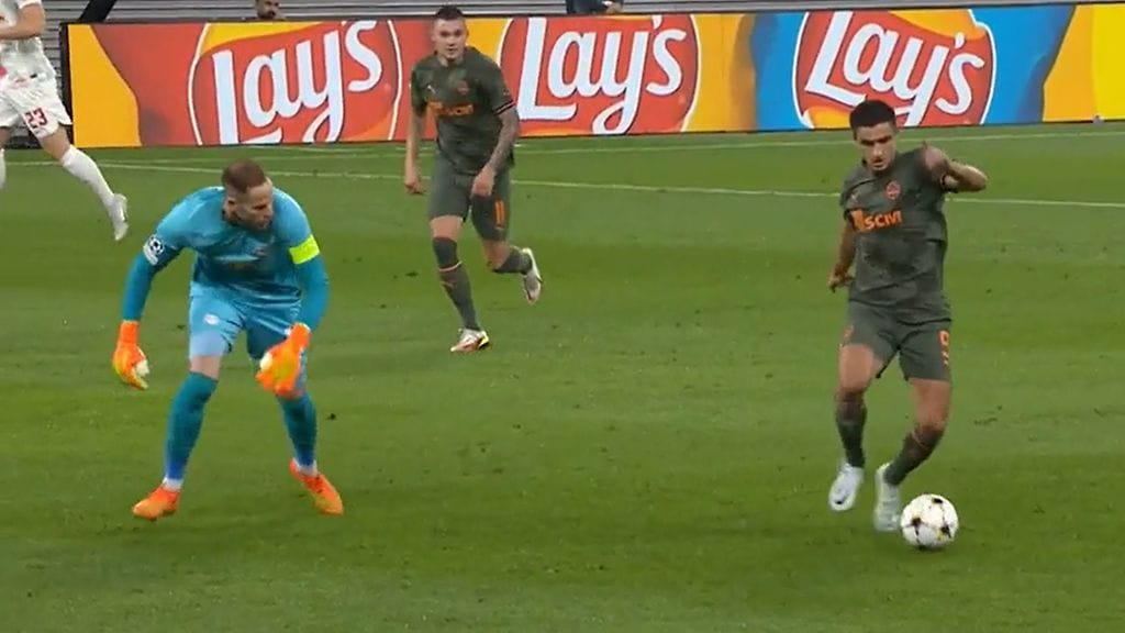 RB Leipzigin maalivahti Peter Gulacsi lahjoitti tunaroinnillaan maalin Shahtar Donetskille.