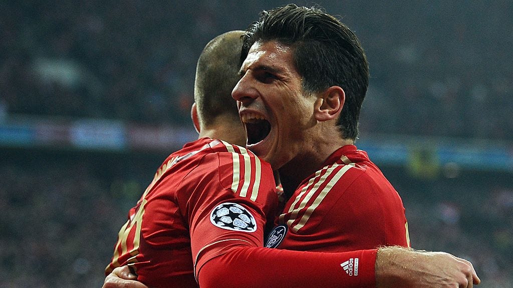 Mario Gomez halaa Arjen Robbenia.